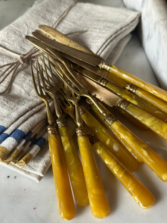 Set of 7 Vintage French Butterscotch Bakelite Fruit Knives & Forks – Gilt Blades & Garlanded Ferrules